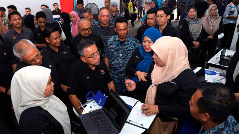 Timbalan Menteri Pertahanan Adly Zahari melawat reruai pameran pada Majlis Graduasi dan Peluncuran Program Pemerkasaan Usahawan Wira Lembaga Tabung Angkatan Tentera (LTAT) di Pangkalan Udara Butterworth, hari ini. - BERNAMA