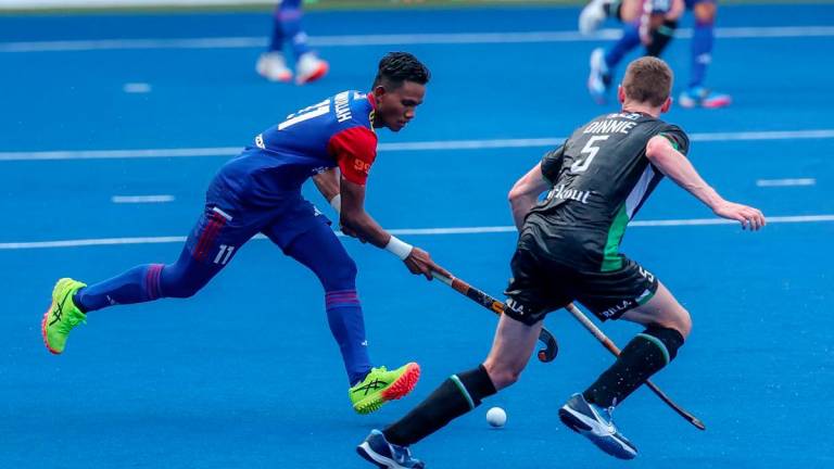 Pemain Malaysia, Akhimullah Anuar (kiri) diasak pemain Wales Dinnie Alf ketika perlawanan klasifikasi lima hingga enam Malaysia menentang Wales pada Kejohanan FIH Hoki Piala Negara-Negara 2024-25 di Stadium Nasional Hoki Bukit Jalil hari ini. - fotoBERNAMA