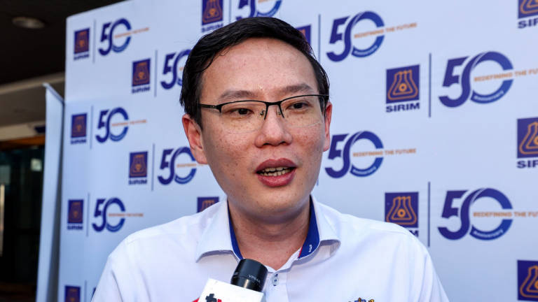 Pengerusi Jawatankuasa Pelaburan, Perdagangan, Hal Ehwal Pengguna dan Sumber Manusia negeri Lee Ting Han bercakap kepada pemberita selepas hadir Majlis SIRIM Silaturasa 2025, di SIRIM Johor hari ini. - BERNAMA