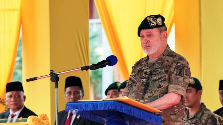 Yang di-Pertuan Agong yang juga Kolonel Komandan Gerup Gerak Khas (GGK), Sultan Ibrahim berkenan bertitah pada Perbarisan Hari Ulang Tahun Rejimen Gerak Khas ke-60 di Padang Kawad Markas Gerup Gerak Khas, Kem Iskandar hari ini. - BERNAMA