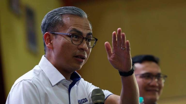Menteri Komunikasi Datuk Fahmi Fadzil (kiri) semasa sesi town hall pada Program Permukiman Komuniti MADANI Semenanjung 2025 di Mini Stadium Bistari Ayer Keroh, semalam- BERNAMA