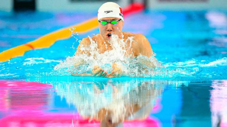 China's swimmer Haiyang Qin competes in the final of the men's 100m breaststroke swimming event during the 2025 World Aquatics Championships in Singapore on July 28, 2025. - François-Xavier MARIT / AFP