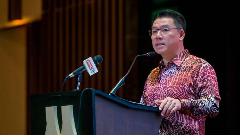Menteri Perumahan dan Kerajaan Tempatan Nga Kor Ming berucap pada Majlis Apresiasi Hari Pekerja Pembersihan 2025 di sebuah hotel, semalam - BERNAMA