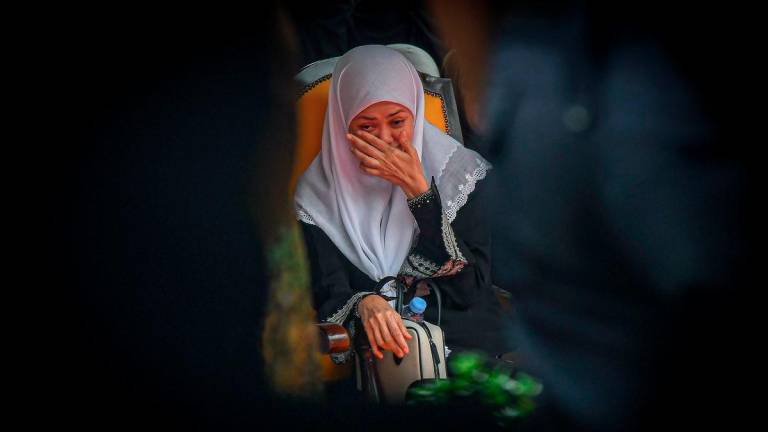 Tengku Permaisuri of Selangor, Tengku Permaisuri Norashikin, appeared emotional while paying her final respects at the funeral ceremony of her mother, Esah Tahar, at the Royal Mausoleum in Shah Alam today. – BERNAMA