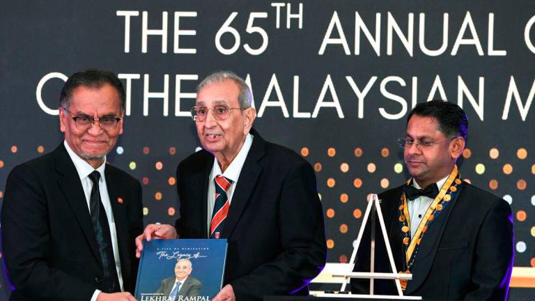 Health Minister Datuk Seri Dr Dzulkefly Ahmad (left) launched the autobiography *“A Life of Dedication, The Legacy of Professor Datuk Dr Lekhraj Rampal”* together with Datuk Dr Lekhraj Rampal (centre) at the Malaysia Medical Association’s (MMA) 65th Anniversary Dinner held here today. Also present was MMA President Datuk Dr Thirunavukarasu Rajoo (right). – BERNAMA