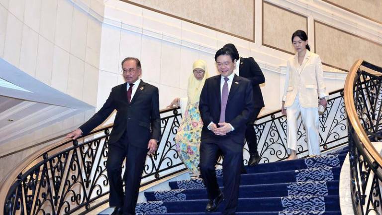 Perdana Menteri Malaysia, Datuk Seri Anwar Ibrahim, bersama Perdana Menteri Singapura, Lawrence Wong, menghadiri Majlis Makan Tengah Hari di Kompleks Seri Perdana pada hari ini. - fotoBERNAMA