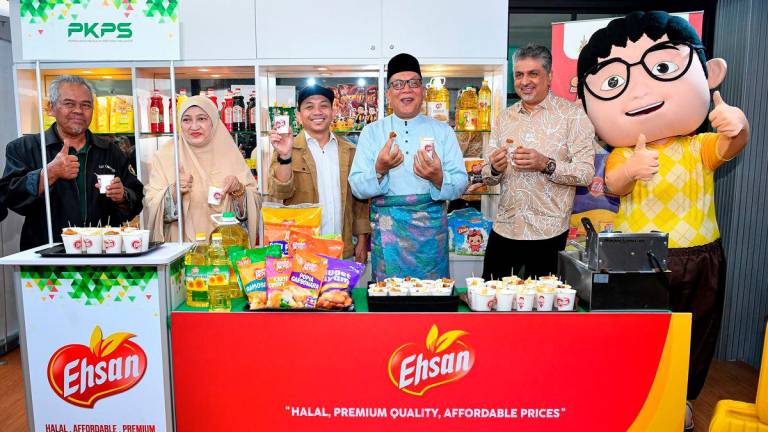 Exco Infrastruktur dan Pertanian Negeri Selangor Datuk Ir Izham Hashim (tiga kanan) dan Ketua Pegawai Eksekutif Perbadanan Kemajuan Pertanian Selangor (PKPS) Datuk Mohamad Khairil Mohamad Razi (tiga kiri) bergambar ketika Majlis Pelancaran Projek Sejuk Beku Jenama Ehsan di Wisma PKPS Seksyen 14 Shah Alam hari ini- BERNAMA