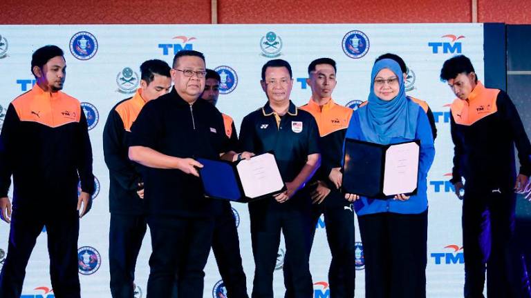 Official exchange of partnership documents, represented by Cik Nor Fadhilah Mohd Ali, Chief Corporate Officer of TM and Dato’ Mohd Sumali Reduan, President of Persatuan Sepaktakraw Malaysia (PSM), witnessed by Tan Sri Dato’ Sri (Dr.) Mohamad Norza Zakaria, President of the Olympic Council of Malaysia (OCM)