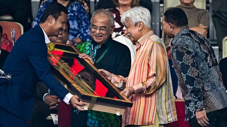 Yang Dipertuan Besar Negeri Sembilan Tuanku Muhriz Tuanku Munawir (dua, kanan) berkenan menerima cenderahati daripada Setiausaha Agung Persekutuan Karate Malaysia (MAKAF) Mohd Razlan Shah Mohamad Rabii (kiri) pada majlis perasmian Kejohanan Karate 1 Series A 2025 di N9 Arena, hari ini. - fotoBERNAMA