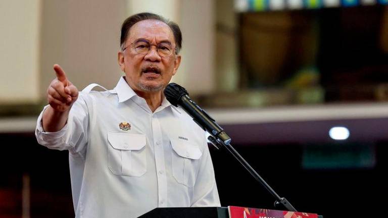 Perdana Menteri Datuk Seri Anwar Ibrahim menyampaikan ucapan pada Kongres Kebangsaan DAP ke-18 yang diadakan di Pusat Konvensyen Ideal (IDCC) hari ini. - fotoBERNAMA