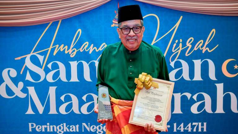 Tengku Datuk Ramli Tengku Shahruddin Shah bergambar bersama sijil dan trofi selepas dianugerahkan sebagai Tokoh Maal Hijrah 1447H sempena Ambang Hijrah dan Sambutan Maal Hijrah Peringkat Negeri Selangor 1447H yang bertemakan “Membangun Ummah MADANI” di Dewan Syarahan dan Muzakarah Islam Masjid Sultan Salahuddin Abdul Aziz Shah, Shah Alam semalam - BERNAMA