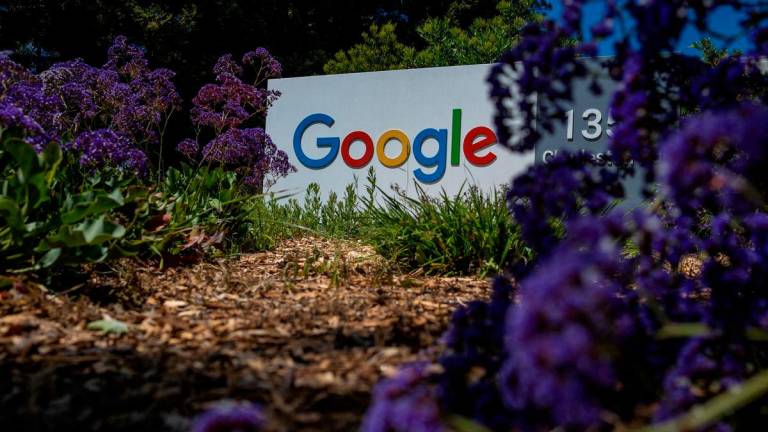FILE PHOTO: A Google logo is seen at a company research facility in Mountain View, California, U.S., May 13, 2025. REUTERS/Carlos Barria/File Photo