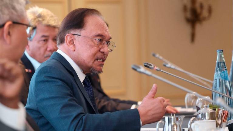 Perdana Menteri Datuk Seri Anwar Ibrahim bercakap semasa menghadiri Mesyuarat Meja Bulat bersama pemain industri Perancis di sini, hari ini - BERNAMA