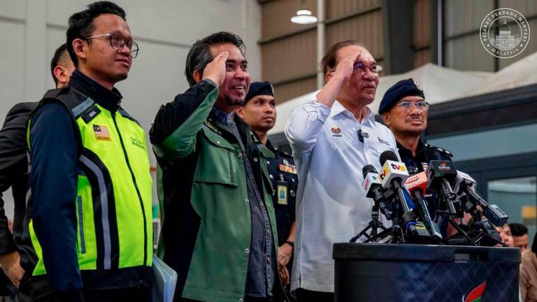 YAB Perdana Menteri, Dato' Seri Anwar Ibrahim semasa lawatan ke Sumud Nusantara Command Centre di MAPIM Malaysia Central Warehouse, Sepang, Selangor. 30 September 2025. - FATH RIZAL/Pejabat Perdana Menteri