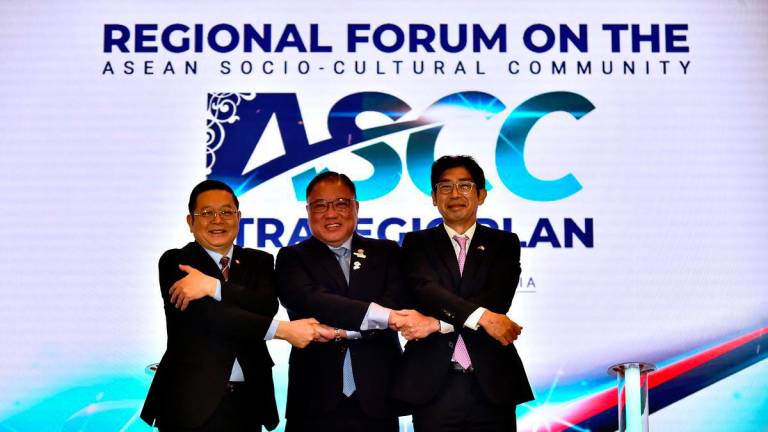 Tourism, Arts and Culture Minister and Chair of the ASEAN Socio-Cultural Community (ASCC) Council, Datuk Seri Tiong King Sing (center), participates in a handshake with ASEAN Secretary-General Dr Kao Kim Hourn (left) and Ambassador of Japan to ASEAN, Kiya Masahiko (right), during the Opening Ceremony of the Regional Forum on the ASCC Strategic Plan at a hotel today. - BERNAMApix