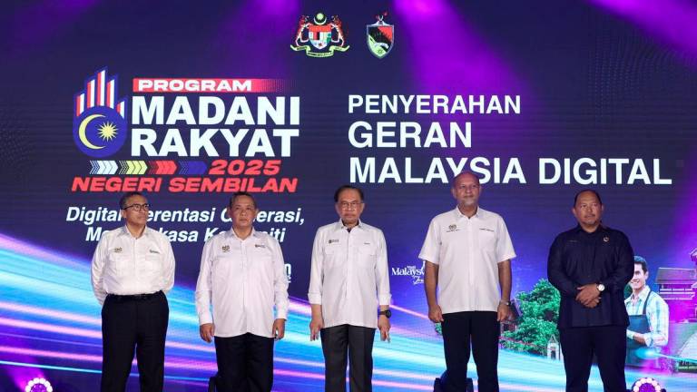 Perdana Menteri Datuk Seri Anwar Ibrahim (tengah) hadir sempena Majlis Perasmian Program MADANI Rakyat 2025 Negeri Sembilan di Dataran Nilai hari ini.Turut hadir Ketua Setiausaha Negara Tan Sri Shamsul Azri Abu Bakar (kiri), Menteri Digital Gobind Singh Deo (dua, kanan) dan Menteri Besar Negeri Sembilan Datuk Seri Aminuddin Harun (dua, kiri). - BERNAMA
