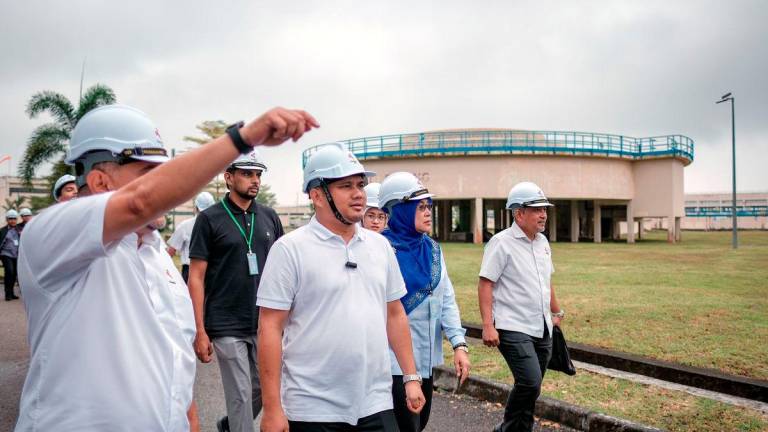 State Chairman of Public Works, Transportation, Infrastructure and Communication, Mohamad Fazli Mohamad Salleh (centre), accompanied by Ranhill SAJ Chief Operating Officer (COO), Khairul Effendy Tusam (right), during a visit to the construction site of the new plant at the Semanggar Water Treatment Plant today. – BERNAMA