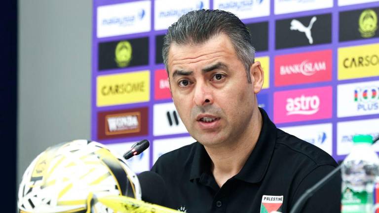 Ketua Jurulatih Palestin Ehab Abu Jazar bercakap pada sidang media menjelang perlawanan persahabatan tier 1 menentang skuad Harimau Malaya di Stadium Sultan Ibrahim, hari ini -fotoBERNAMA