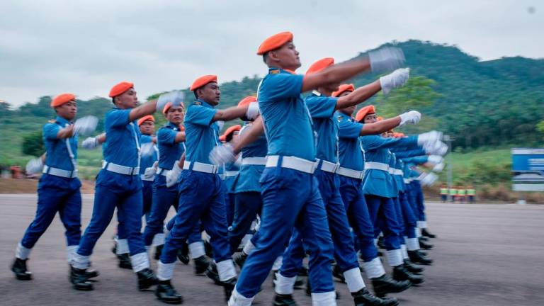 Para pelatih Angkatan Pertahanan Awam Malaysia (APM) melakukan perbarisan pada Majlis Perbarisan Tamat Latihan Kursus Pemantapan Pegawai Perkhidmatan Skim Keselamatan dan Pertahanan Awam Lantikan Siri 16 Tahun 2025 di PULAPAS hari ini. - BERNAMA