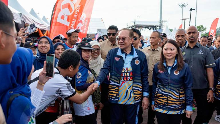 Perdana Menteri Datuk Seri Anwar Ibrahim beramah mesra dengan para pengunjung ketika hadir bagi merasmikan Hari Sukan Negara (HSN) Peringkat Kebangsaan 2025 di Bulatan Sultan Azlan Shah, Meru Raya hari ini.Turut hadir Menteri Belia dan Sukan Hannah Yeoh. - BERNAMA