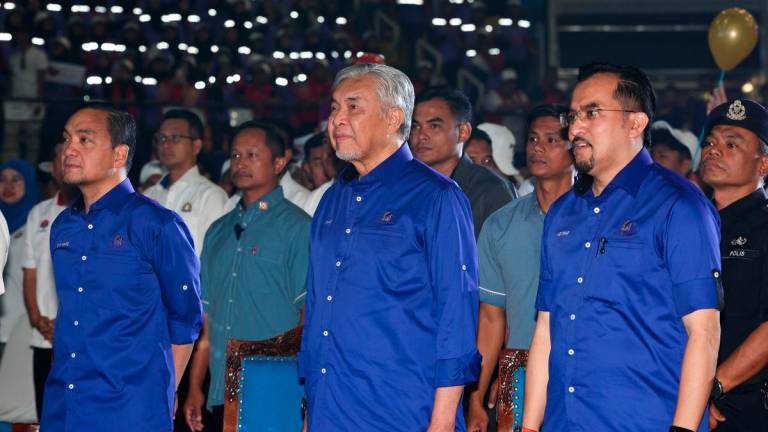 Timbalan Perdana Menteri Datuk Seri Dr Ahmad Zahid Hamidi (tengah) hadir pada Majlis Pelancaran Skuad Yayasan Pelajaran MARA (Skuad YPM) Peringkat Negeri Johor 2025, di Arena Larkin hari ini. Turut hadir Pengerusi MARA Datuk Seri Dr Asyraf Wajdi Dusuki (kanan) dan Menteri Besar Johor Datuk Onn Hafiz Ghazi (kiri) -fotoBERNAMA