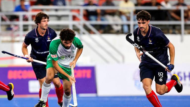 Pemain pasukan Pakistan Zikriya Hayat (tengah) mengawal bola ketika diasak pemain pasukan France Eliot Curty pada perlawanan separuh akhir Pakistan menentang France sempena Kejohanan Hoki Piala Negara-Negara FIH Lelaki 2025 yang berlangsung di Stadium Hoki Nasional, Bukit Jalil - BERNAMA