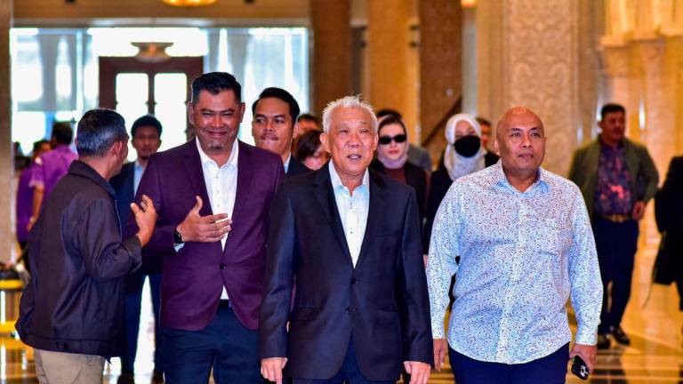 Ahli Parlimen Kinabatangan, Datuk Seri Bung Moktar Radin dan isterinya, Datin Seri Zizie Izette Abdul Samad hadir di Istana Kehakiman Putrajaya bagi menyemak keputusan untuk memerintahkan mereka membela diri terhadap tiga pertuduhan rasuah berjumlah RM2.8 juta hari ini. - fotoBERNAMA