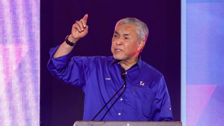 Timbalan Perdana Menteri, Datuk Seri Dr Ahmad Zahid Hamidi berucap pada Majlis Pelancaran Skuad Yayasan Pelajaran MARA (Skuad YPM) Peringkat Negeri Johor 2025, di Arena Larkin hari ini - fotoBERNAMA