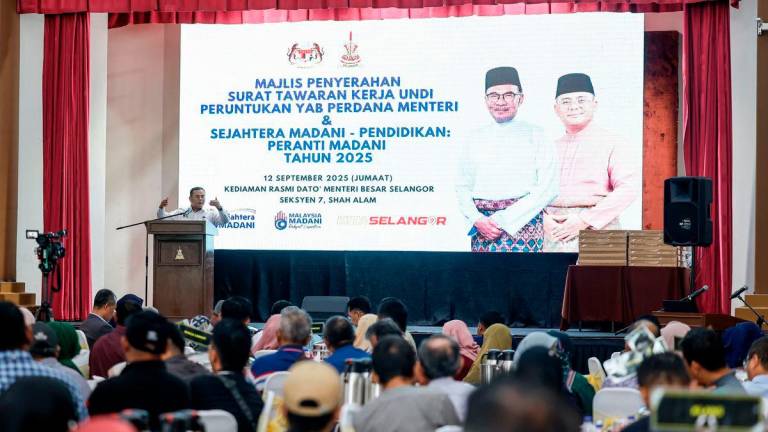 Menteri Besar Selangor Datuk Seri Amirudin Shari menyampaikan ucapan pada Majlis Penyerahan Surat Tawaran Kerja Undi Peruntukan dan Sejahtera MADANI-Pendidikan: Peranti Madani Tahun 2025 di Kediaman Rasmi Menteri Besar Selangor, Seksyen 7 hari ini. - BERNAMA