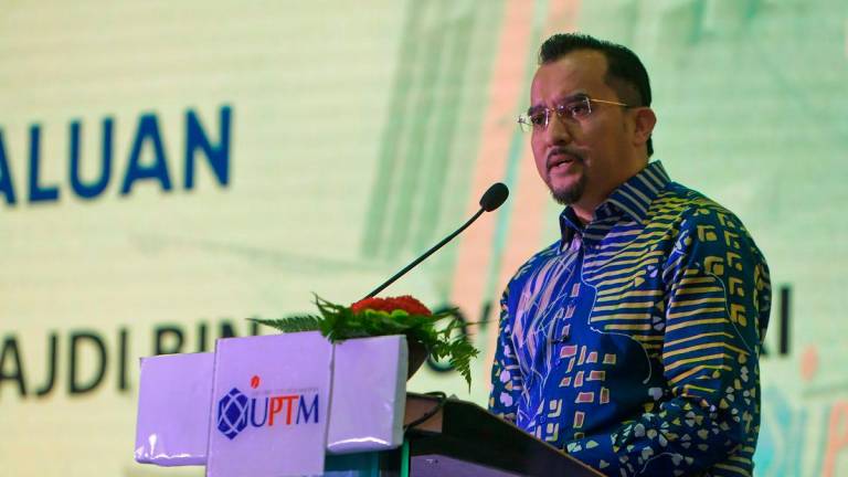 Pengerusi Majlis Amanah Rakyat (MARA) Datuk Dr Asyraf Wajdi Dusuki berucap pada majlis Simposium Pemikiran Tun Abdullah Ahmad Badawi di sebuah hotel hari ini - BERNAMA