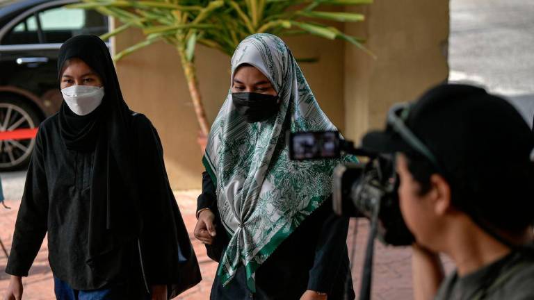 Ibu kepada Allahyarham Zayn Rayyan Abdul Matin iaitu Ismanira Abdul Manaf, 30 (kanan) hadir ke Mahkamah Sesyen hari ini - BERNAMA