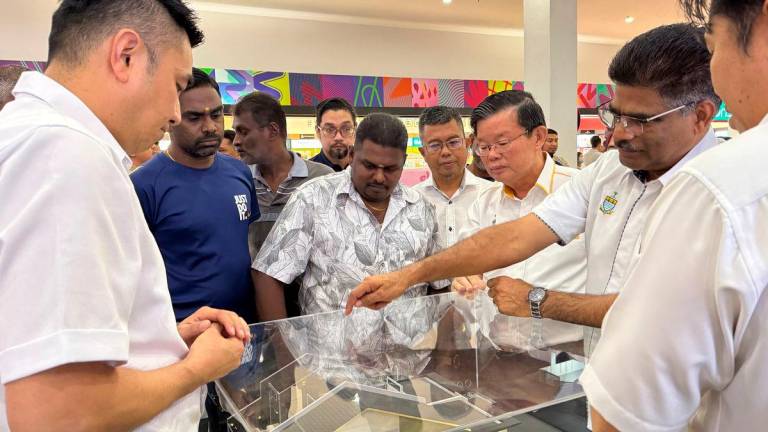 Ketua Menteri Pulau Pinang Chow Kon Yeow (tiga kanan) memerhatikan model rumah bersama penduduk Ladang Sungai Kechil Nibong Tebal selepas Majlis Menandatangani Perjanjian Pembangunan Bersama Bagi Projek Pembangunan Perumahan Rumah Mutiaraku (RMKU) di atas Tanah Lot 10059 Mukim 8 Daerah Seberang Perai Selatan (SPS) di sini, hari ini- BERNAMA