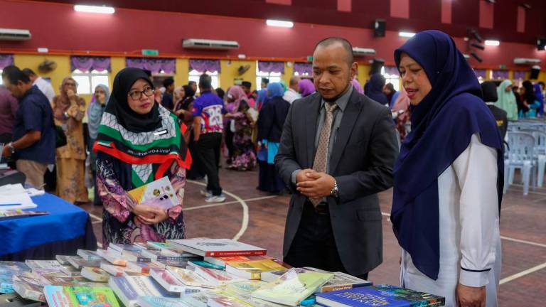 Pengarah Dewan Bahasa dan Pustaka Wilayah Timur Ariza Che Ismail (kanan) bersama Pengarah MARA negeri Kelantan Zahrail Affenday Mohamed (dua, kanan) melawat reruai jualan buku selepas perasmian Program Kembara Majalah Dalam Kelas (MDK) sempena Dekat Membaca Kebangsaan (DMK) di Maktab Rendah Sains MARA Tumpat hari ini - fotoBERNAMA
