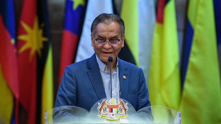 Menteri Kesihatan, Datuk Seri Dr Dzulkefly Ahmad menyampaikan ucapan pada majlis menandatangani Memorandum Persefahaman (MoU) kali ketiga antara Kementerian Kesihatan (KKM) dan IHH Healthcare Malaysia hari ini. - BERNAMA