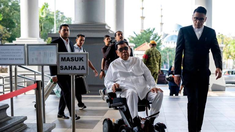 Pengarah syarikat pembinaan lebuh raya Tan Sri Abu Sahid Mohamed didakwa di Mahkamah Sesyen di sini hari ini atas empat pertuduhan pecah amanah lebih RM313 juta dan 13 tuduhan pengubahan wang haram RM139.2 juta berhubung cadangan projek pembinaan lebuh raya MEX II-fotoBERNAMA