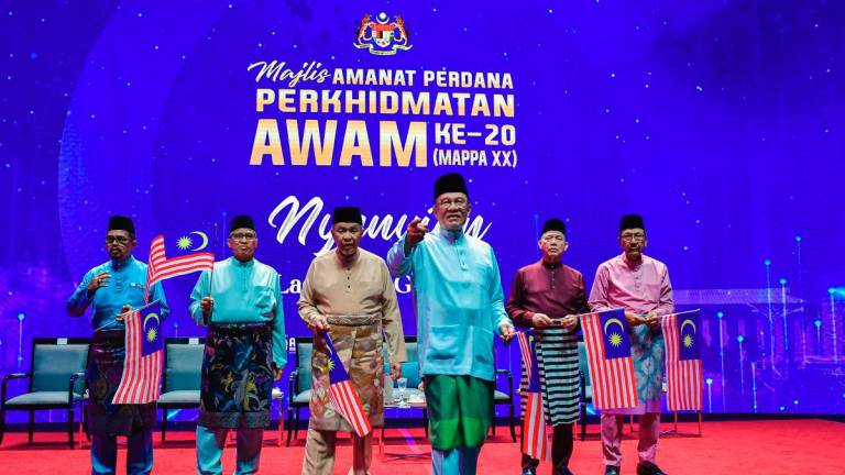 Prime Minister Datuk Seri Anwar Ibrahim (third, right) with the Jalur Gemilang at the 20th Public Service Premier Address (MAPPA) “MADANI Public Service” at the Putrajaya International Convention Centre (PICC) today. - BERNAMA