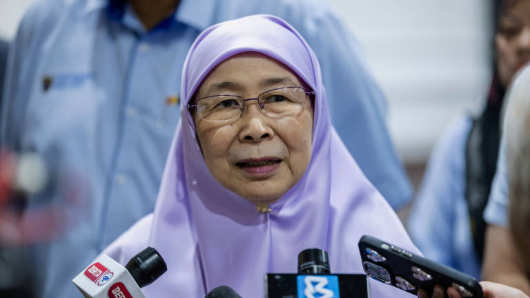 The Prime Minister’s wife, who is also the Member of Parliament for Bandar Tun Razak, Datuk Seri Dr Wan Azizah Wan Ismail, speaks to reporters after officiating the Public Engagement Session in conjunction with the 13th Malaysia Plan at the Kuala Lumpur City Hall (DBKL) Training Institute today. – BERNAMA