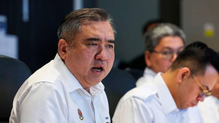 Menteri Pengangkutan Anthony Loke Siew Fook bercakap pada sidang media sempena Majlis Peluncuran Program Professional Advancement in Trucking and Haulage (PATH) Pelabuhan Pulau Pinang 2025, hari ini - fotoBERNAMA