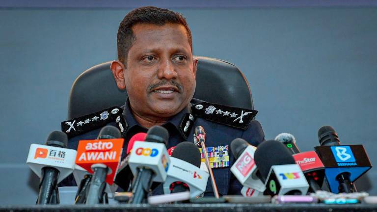 Ketua Polis Selangor Datuk Hussein Omar Khan ketika sidang media Laporan Siasatan Punca Kejadian Kebocoran dan Kebakaran Talian Paip Gas di Putra Height, Subang Jaya 1 April lalu di Bangunan Setiausaha Kerajaan Negeri Selangor hari ini. - fotoBERNAMA