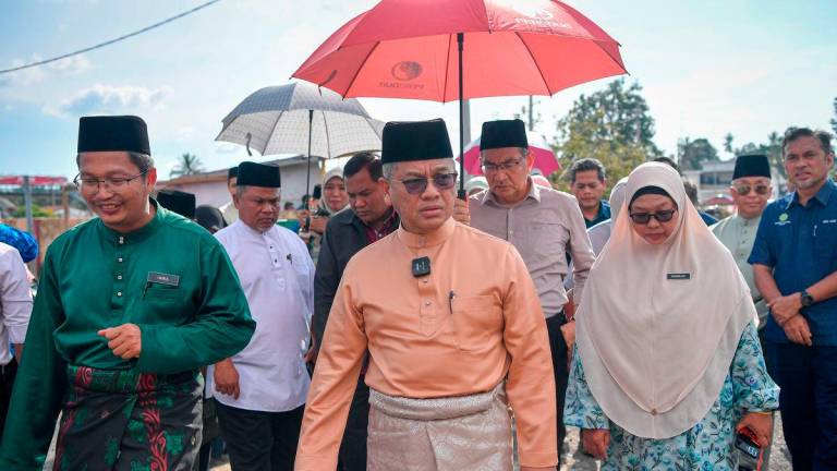 Menteri di Jabatan Perdana Menteri (Hal Ehwal Agama), Senator Datuk Dr. Mohd Na’im Mokhtar (tengah), hari ini meninjau keadaan terkini Sekolah Rendah Agama Kampung Medan, Telok Panglima Garang, yang dilanda ribut Rabu lepas. - BERNAMA