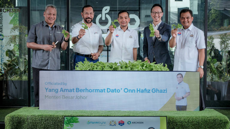 Menteri Besar Johor, Datuk Onn Hafiz Ghazi menunjukkan sayur tanaman sejuk yang dituainya bersama Pengerusi Jawatankuasa Pertanian, Industri Asas Tani dan Pembangunan Luar Bandar Negeri, Datuk Zahari Sarip (kanan), Pengarah FarmByte, Vincent Wei (dua dari kanan), dan yang lain semasa pelancaran Projek Ladang Tertutup Vertikal FarmByte Archisen di Taman Perindustrian Nusajaya 2, di sini, hari ini. - BERNAMA