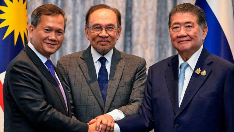 FOTO FAIL: Perdana Menteri Kemboja Hun Manet, Perdana Menteri Malaysia Anwar Ibrahim dan Pemangku Perdana Menteri Thailand Phumtham Wechayachai berjabat tangan - REUTERS