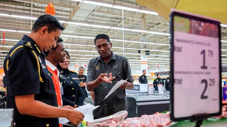 Penang Director of the Ministry of Domestic Trade and Cost of Living (KPDN), S. Jegan (right), conducts a price inspection in conjunction with the implementation of the Deepavali 2025 Festive Season Maximum Price Scheme (SHMMP), which comes into effect today until 22 October 2025 at AEON Big Seberang Jaya. – BERNAMA