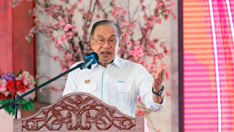 Perdana Menteri Datuk Seri Anwar Ibrahim berucap pada program Majlis Sumbangan Kasih Madani sempena Deepavali 2025 di Sekolah Menengah Jenis Kebangsaan Poi Lam hari ini. - BERNAMA