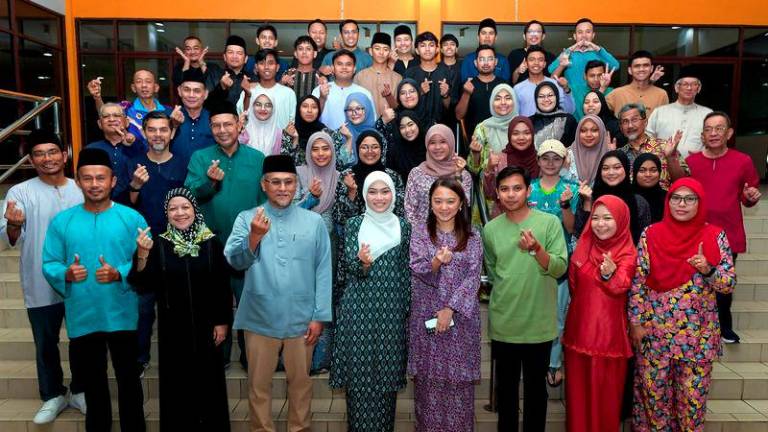 Menteri Belia dan Sukan Hannah Yeoh hadir (depan empat, kanan) bergambar bersama warga Persekutuan Lawn Bowls pada Majlis Berbuka Puasa Persekutuan Lawn Bowls Malaysia di Bukit Kiara - fotoBERNAMA