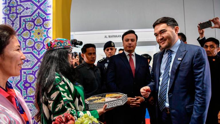 The Crown Prince of Selangor, Tengku Amir Shah Sultan Sharafuddin Idris Shah (right), graciously visited the booth following the Memorandum of Understanding (MoU) signing ceremony between the Malaysia External Trade Development Corporation (MATRADE) and the Selangor Youth Community (SAYS) in conjunction with the Malaysia International Halal Showcase (MIHAS) 2025 at the Malaysia International Trade and Exhibition Centre (MITEC) today. – BERNAMA
