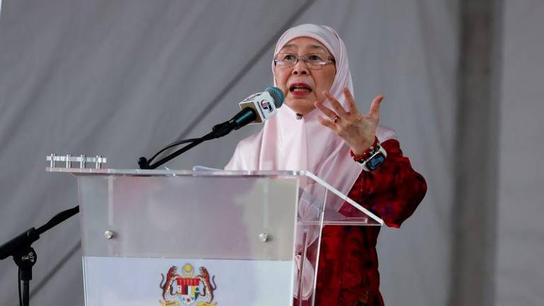 Isteri Perdana Menteri merangkap Ahli Parlimen Bandar Tun Razak Datuk Seri Dr Wan Azizah Wan Ismail berucap pada Majlis Rumah Terbuka Tahun Baharu Cina peringkat parlimen itu di Kompleks Renang, Bandar Tun Razak hari ini.- fotoBERNAMA