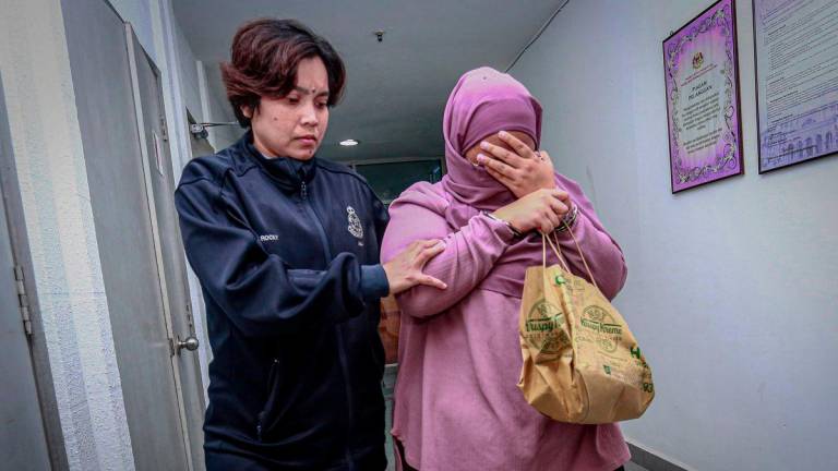 Bekas akauntan sebuah syarikat pendidikan awal kanak-kanak Rafidah Basar, 29, (kanan) dihadapkan ke Mahkamah Sesyen hari ini atas enam pertuduhan pengubahan wang haram berjumlah RM216,478. - fotoBERNAMA