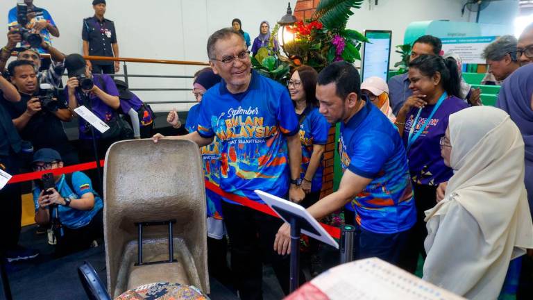 Menteri Kesihatan Datuk Seri Dr. Dzulkefly Ahmad ketika melawat pameran Pusat Beli-Belah Mesra Pembudayaan Hidup Sihat atau Healthy Living Mall sempena Sambutan Bulan Malaysia Sihat Sejahtera Peringkat Kebangsaan (BMSS) 2025 di AEON Mall, AU2 Setiawangsa hari ini. Turut sama, Ahli Lembaga Pengarah AEON CO.(M) Bhd Naser Jaafar - fotoBERNAMA