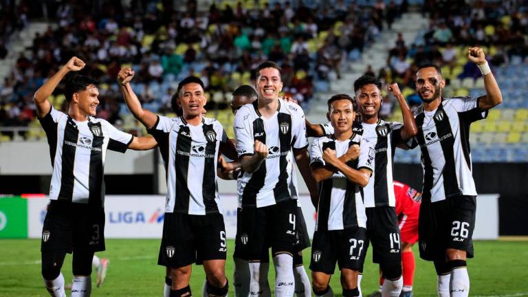 Gambar tujuan representasi sahaja: Pemain Terengganu FC (TFC) Diego Landis (tengah) meraikan kejayaan setelah menjaringkan gol pertama buat pasukannya semasa menentang pasukan Kelantan The Real Warriors FC (TRW) pada saingan Liga Super 2025/2026 di Stadium Sultan Mizan Zainal Abidin, Gong Badak pada Okt 3, 2025- BERNAMA